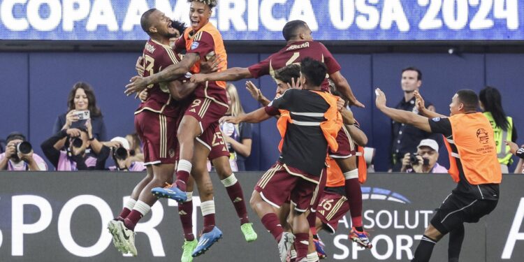Inglewood (United States), 26/06/2024.- Venezuela celebrates a goal by Salomon Rondon (L) which was scored on a penalty kick after a foul during the second half of the CONMEBOL Copa America 2024 group B soccer match between Venezuela and Mexico at SoFi Stadium in Inglewood, California, USA, 26 June 2024. EFE/EPA/ALLISON DINNER