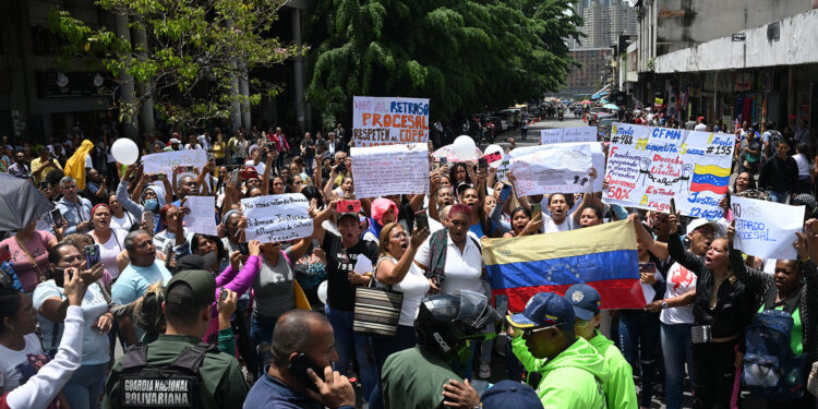Relatives of inmates take part in a demonstration to demand better conditions for their relatives outside the Palace of Justice in Caracas, on June 12, 2024. (Photo by Federico PARRA / AFP)