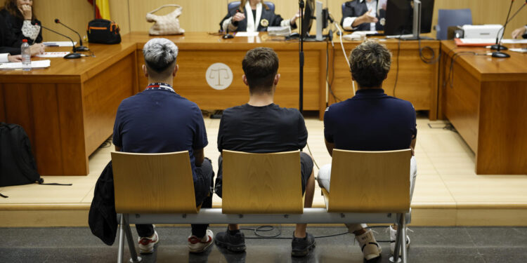 GRAFCVA1113. VALENCIA, 10/06/2024.- Un momento de la vista de conformidad en el Juzgado de Instrucción número 10 de Valencia por los insultos racistas que recibió el jugador Vinicus Jr. en el encuentro Valencia-Real Madrid en Mestalla en mayo de 2023 por lo que tres aficionados del Valencia han sido condenados este lunes a ocho meses de prisión y a dos años sin entrar a estadios de fútbol, además de al pago de las costas. EFE/Biel Aliño