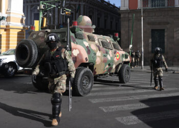 A picture taken from a military tank in front of the headquarters of the Government of Bolivia, this Wednesday in La Paz, Bolivia, 26 June 2024. The president of Bolivia, Luis Arce, said that the country "is going through an attempted coup d'état," in the face of a military movement led by the general commander of the Bolivian Army, Juan José Zuñiga, who broke down the door of the Executive headquarters in the city of La Paz. EFE/ Luis Gandarillas