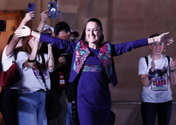 CIUDAD DE MÉXICO, 03/06/2024.- La oficialista Claudia Sheinbaum, ganadora de la elección, saluda a simpatizantes la madrugada de este lunes en la plancha del Zócalo en la Ciudad de México (México). La oficialista Claudia Sheinbaum hizo historia este lunes al convertirse en la primer mujer en ganar unas elecciones presidenciales en México tras una jornada que resultó en un triunfo que superó las altas expectativas del movimiento del presidente, Andrés Manuel López Obrador. EFE/Mario Guzmán