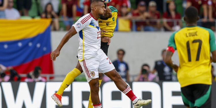 Austin (United States), 01/07/2024.- Venezuela forward Jose Salomon Rondon (L) in action against Jamaica defender Ethan Pinnock (R) during the first half of the CONMEBOL Copa America 2024 group B match between Jamaica and Venezuela in Austin, Texas, USA, 30 June 2024. EFE/EPA/ADAM DAVIS