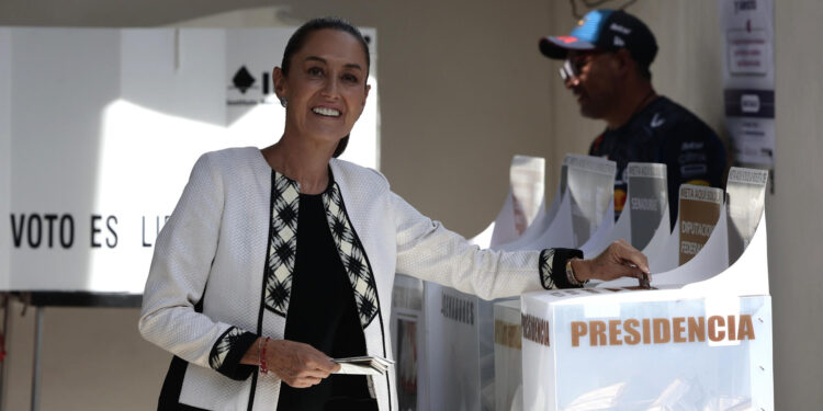 -FOTODELDÍA- MEX9746. CIUDAD DE MÉXICO (MÉXICO), 02/06/2024.- La candidata oficialista a la presidencia de México, Claudia Sheinbaum, vota en las elecciones generales mexicanas este domingo, en un colegio electoral en la Ciudad de México (México). Sheinbaum votó este domingo en la alcaldía Tlalpan, demarcación interna del sur de la capital, donde dijo que los ciudadanos no deberían tener miedo" de participar en la elección pese a la violencia. EFE/ José Méndez