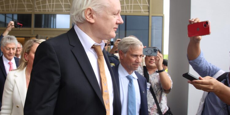 Saipan (United States), 26/06/2024.- WikiLeaks founder Julian Assange leaves the United States District Court for the Northern Mariana Islands on the island of Saipan in the Northern Mariana Islands, a commonwealth of the United States, 26 June 2024. According to court filings, US prosecutors said they anticipate Assange will plead guilty to the criminal count of conspiring to obtain and disclose classified documents relating to the national defense of the United States. A statement posted by WikiLeaks on the social media platform 'X' said Assange was freed from Belmarsh maximum security prison in the United Kingdom on the morning of 24 June, after having spent 1,901 days there. His wife Stella confirmed on X that 'Julian is free' and thanked supporters. (Marianas del Norte, Reino Unido, Estados Unidos) EFE/EPA/SAMANTHA SALAMON