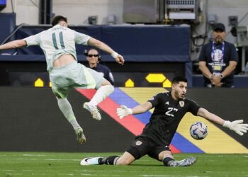 Inglewood (United States), 26/06/2024.- Venezuela's Rafael Romo (R) makes a save on a shot by Mexico's Santiago Gimenez (L) during the first half of the CONMEBOL Copa America 2024 group B soccer match between Venezuela and Mexico at SoFi Stadium in Inglewood, California, USA, 26 June 2024. EFE/EPA/ALLISON DINNER