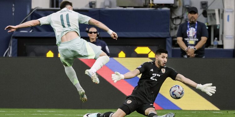 Inglewood (United States), 26/06/2024.- Venezuela's Rafael Romo (R) makes a save on a shot by Mexico's Santiago Gimenez (L) during the first half of the CONMEBOL Copa America 2024 group B soccer match between Venezuela and Mexico at SoFi Stadium in Inglewood, California, USA, 26 June 2024. EFE/EPA/ALLISON DINNER