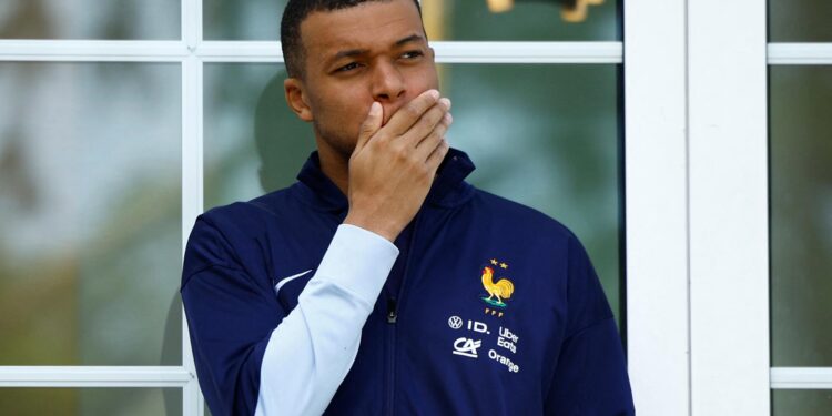 Clairefontaine-en-yvelines (France), 03/06/2024.- French soccer player Kylian Mbappe waits for the arrival of French President Emmanuel Macron for a lunch at their training camp ahead of the UEFA Euro 2024, in Clairefontaine-en-Yvelines, France, 03 June 2024. (Francia) EFE/EPA/SARAH MEYSSONNIER / POOL MAXPPP OUT