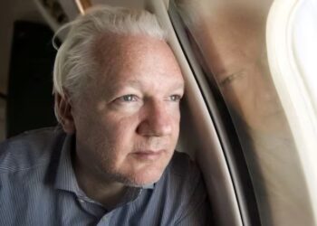 El fundador de WikiLeaks, Julian Assange, mira por la ventana de un avión mientras se acerca al aeropuerto de Bangkok para hacer escala, según la publicación de Wikileaks en X, en esta imagen publicada en las redes sociales el 25 de junio de 2024. Wikileaks vía X/vía REUTERS