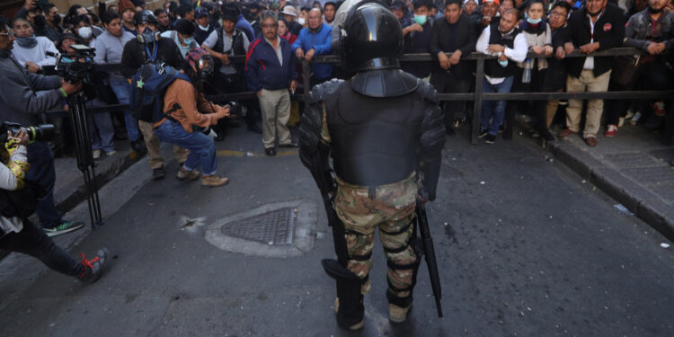 AME7059. LA PAZ (BOLIVIA), 26/06/2024.- Seguidores del gobierno del presidente de Bolivia, Luis Arce, protestan contra los militares que se tomaron la sede del Gobierno de Bolivia este miércoles, en La Paz (Bolivia). Arce dijo que el país "está atravesando un intento de golpe de Estado", ante un movimiento militar encabezado por el comandante general del Ejército boliviano, Juan José Zuñiga, que botó la puerta de la sede del Ejecutivo en la ciudad de La Paz. EFE/ STR