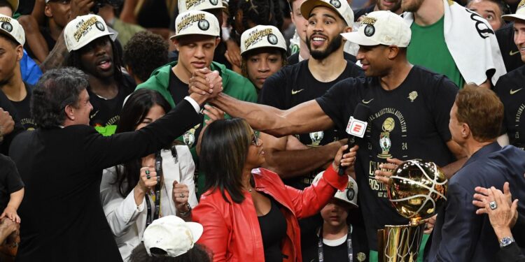 Boston (United States), 18/06/2024.- Boston Celtics center Al Horford (2-R) shakes hands with Boston Celtics owner Wycliffe ìWycî Grousbeck (L) on the podium before the presentation of the Larry OíBrien Championship Trophy after the Celtics won the NBA Championship after the NBA Finals game five between the Dallas Mavericks and the Boston Celtics in Boston, Massachusetts, USA, 17 June 2024. (Baloncesto) EFE/EPA/AMANDA SABGA SHUTTERSTOCK OUT