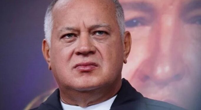 Diosdado Cabello. Foto Con el mazo.