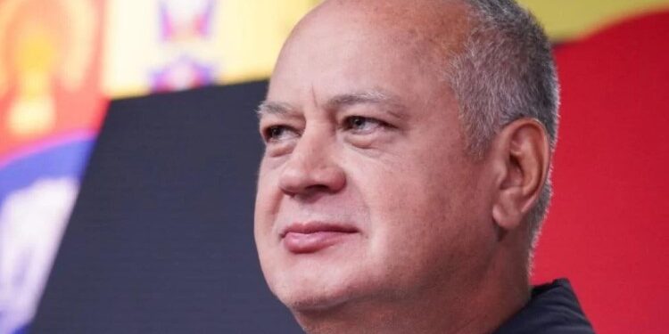 Diosdado Cabello. Foto Con el mazo.