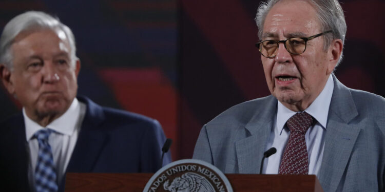 MEX297. CIUDAD DE MÉXICO (MÉXICO), 06/06/2024.- El secretario de Salud, Jorge Alcocer, habla durante una rueda de prensa del presidente de México, Andrés Manuel López Obrador, este jueves en Palacio Nacional, en Ciudad de México (México). El Gobierno mexicano negó este jueves que haya fallecido un hombre por gripe aviar en el país, como afirmó este miércoles la Organización Mundial de la Salud (OMS), a la que acusó de emitir un comunicado "bastante malo" en el que reportó la primera muerte humana del mundo por el virus AH5N2. EFE/ Mario Guzmán