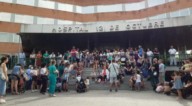 Enfermeras protestan con sus familias en la puerta del Hospital 12 de Octubre