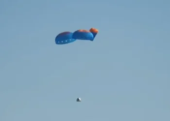 Esta captura de pantalla, tomada del webcast de Blue Origin, muestra el paracaídas desplegado. Captura de pantalla: Blue Origin
