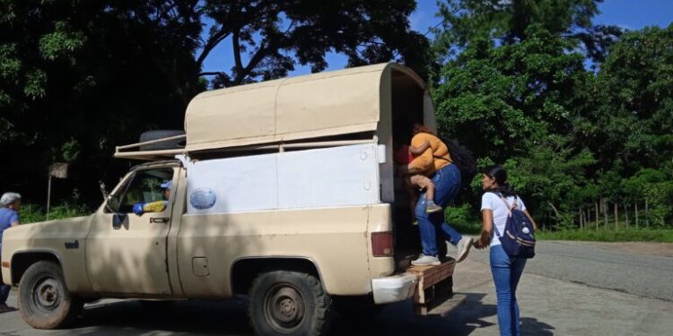 Niños y adultos mayores se tienen que montar en las camionetas ya que son los únicos vehículos que pasan por el sitio/ Foto: Xiomara López