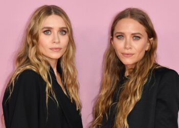 US fashion designers Mary-Kate (R) and Ashley Olsen arrive for the 2019 CFDA fashion awards at the Brooklyn Museum in New York City on June 3, 2019. (Photo by ANGELA WEISS / AFP) / ALTERNATIVE CROP