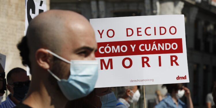 Miembros de la plataforma Derecho A Morir Dignamente durante una concentración en la Puerta del Sol de Madrid. EFE/Javier Lizón/Archivo