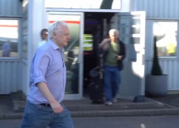London (United Kingdom), 25/06/2024.- A still taken from a video released by Wikileaks shows, WikiLeaks founder Julian Assange heading to board a plane at Stansted airport, London, Britain, 25 June 2024. According to court filings in the US district court for the Northern Mariana Islands, US prosecutors said they anticipate Assange will plead guilty to the criminal count of conspiring to obtain and disclose classified documents relating to the national defence of the United States. A statement posted by WikiLeaks on the social media platform 'X' said Assange was freed from Belmarsh maximum security prison in the United Kingdom on the morning of 24 June, after having spent 1,901 days there. He was granted bail by the High Court in London and was released at Stansted Airport during the afternoon. He then boarded a plane and departed the UK to return to Australia. His wife Stella confirmed on X that 'Julian is free' and thanked supporters. (Marianas del Norte, Reino Unido, Estados Unidos, Londres) EFE/EPA/WIKILEAKS/HANDOUT HANDOUT HANDOUT EDITORIAL USE ONLY/NO SALES HANDOUT EDITORIAL USE ONLY/NO SALES