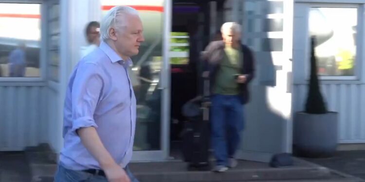 London (United Kingdom), 25/06/2024.- A still taken from a video released by Wikileaks shows, WikiLeaks founder Julian Assange heading to board a plane at Stansted airport, London, Britain, 25 June 2024. According to court filings in the US district court for the Northern Mariana Islands, US prosecutors said they anticipate Assange will plead guilty to the criminal count of conspiring to obtain and disclose classified documents relating to the national defence of the United States. A statement posted by WikiLeaks on the social media platform 'X' said Assange was freed from Belmarsh maximum security prison in the United Kingdom on the morning of 24 June, after having spent 1,901 days there. He was granted bail by the High Court in London and was released at Stansted Airport during the afternoon. He then boarded a plane and departed the UK to return to Australia. His wife Stella confirmed on X that 'Julian is free' and thanked supporters. (Marianas del Norte, Reino Unido, Estados Unidos, Londres) EFE/EPA/WIKILEAKS/HANDOUT HANDOUT HANDOUT EDITORIAL USE ONLY/NO SALES HANDOUT EDITORIAL USE ONLY/NO SALES