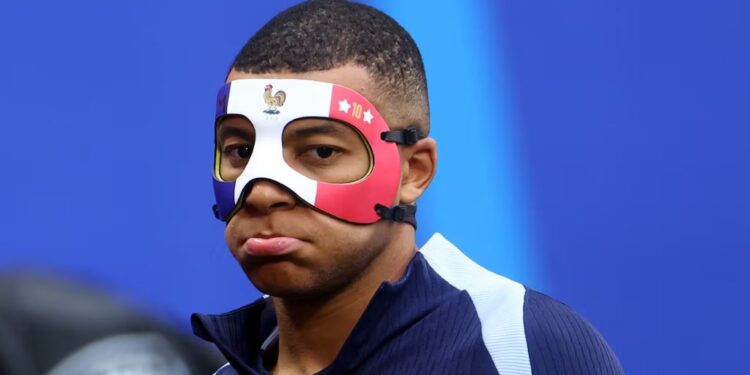 Kylian Mbappé, delantero de Francia, usando máscara de protección para la nariz | Foto: REUTERS