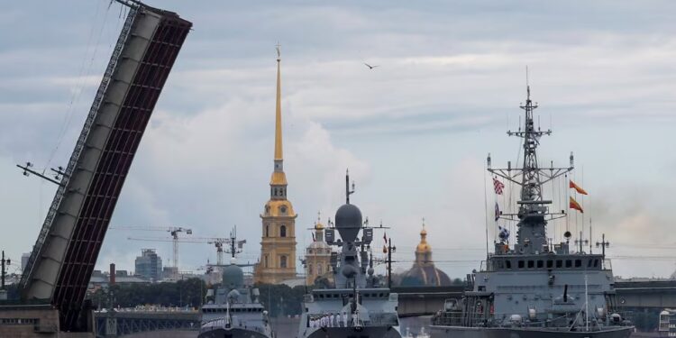 Los buques de guerra rusos, incluido el barco dragaminas ruso Alexander Obukhov, navegan durante un desfile que conmemora el Día de la Marina en San Petersburgo, Rusia, el 31 de julio de 2022. Foto REUTERS/Anton Vaganov | Foto: REUTERS