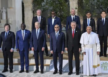 Brindisi (Italy), 14/06/2024.- G7 heads of states and heads of delegation of outreach countries pose for a group photo during the second day of the G7 Summit in Borgo Egnazia, Italy, 14 June 2024. Back row (L-R) OECD Secretary-General Mathias Cormann, African Development Bank (AFDB) President Akinwumi Adesina, European Council President Charles Michel, British Prime Minister Rishi Sunak, Japan's Prime Minister Fumio Kishida. Front row (L-R) Argentine President Javier Milei, Kenyan Presidnent William Ruto, US President Joe Biden, Mauritania President Mohamed Ould Ghazouani, Turkish President Recep Tayyip Erdogan, Pope Francis. The 50th G7 summit brings together the Group of Seven member states leaders in Borgo Egnazia resort in southern Italy from 13 to 15 June 2024. (Papa, Italia, Japón, Kenia) EFE/EPA/CIRO FUSCO