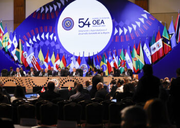 AME7167. LUQUE (PARAGUAY), 27/06/2024.- Representantes de los países miembros de la Organización de Estados Americanos (OEA) participan de la Primera Sesión Plenaria durante la 54ª Asamblea General de la OEA, en el Centro de Convenciones de la CONMEBOL , este jueves, en Luque (Paraguay). La OEA comenzó las sesiones de su 54 Asamblea General, con la situación en Bolivia, la prolongada crisis en Haití y la preocupación regional por la escalada de violencia entre sus temas en agenda. EFE/ Bienvenido Velasco