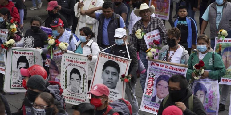 Padres de estudiantes de Ayotzinapa.