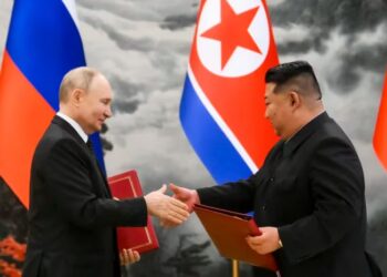 Putin y Kim Jong-un intercambian documentos durante la ceremonia de firma del tratado de defensa mutua en Pyongyang. (Kristina Kormilitsyna, Sputnik, Kremlin Pool Foto via AP)