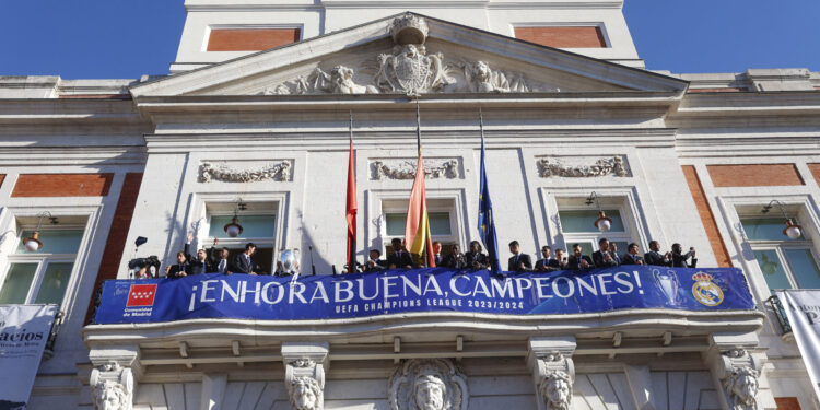 MADRID, 02/06/2024.- Los jugadores del Real Madrid saludan a los aficionados desde del balcón de la Real Casa de Correos, sede de la Comunidad de Madrid, segunda parada del recorrido realizado este domingo por el equipo para celebrar su victoria en la final de la Liga de Campeones. EFE/Rodrigo Jiménez