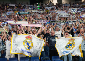 MADRID, 01/06/2024.- Aficionados del Real Madrid que asisten al Santiago Bernabéu celebran el primer gol del equipo madridista durante la final de la Liga de Campeones que Real Madrid y Borussia Dortmund disputan hoy sábado en el estadio de Wembley, en Londres. EFE / Borja Sánchez-Trillo.