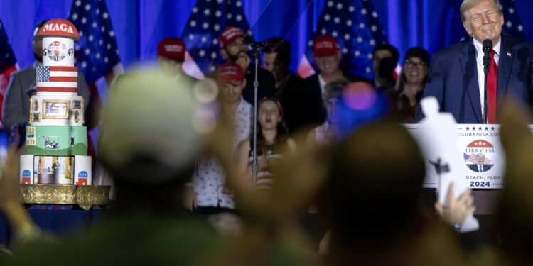 West Palm Beach (United States), 15/06/2024.- Former President Donald Trump delivers remarks near his birthday cake (L) during his 78th birthday, at Club 47 USA in the Palm Beach Convention Center in West Palm Beach, Florida, USA, 14 June 2024. Club 47 USA, Inc. is a corporation created in 2018 to support the agenda and re-election of former president Trump, who turned 78 on 14 June 2024. (Elecciones) EFE/EPA/CRISTOBAL HERRERA-ULASHKEVICH