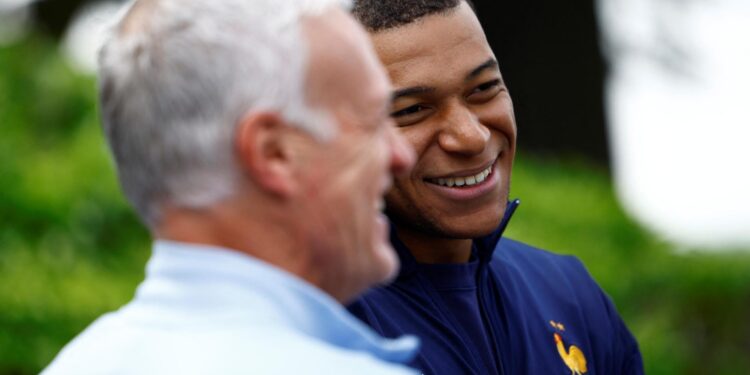 Clairefontaine-en-yvelines (France), 03/06/2024.- French national football team head coach Didier Deschamps (L) and French player Kylian Mbappe wait for the arrival of French President Emmanuel Macron for a lunch at their training camp ahead of the UEFA Euro 2024, in Clairefontaine-en-Yvelines, France, 03 June 2024. (Francia) EFE/EPA/SARAH MEYSSONNIER / POOL MAXPPP OUT