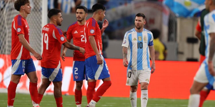 East Rutherford (United States), 25/06/2024.- Argentina forward Lionel Messi (R) walks past the Chilec squad following the Argentina win of the CONMEBOL Copa America 2024 group A soccer match between Argentina and Chile, at MetLife Stadium in East Rutherford, New Jersey, USA, 25 June 2024. EFE/EPA/JUSTIN LANE