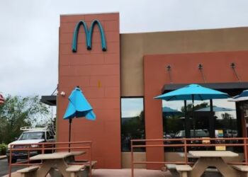 El McDonald's de Sedona en Arizona se destaca como una atracción turística por su letrero azul único (S LEE)