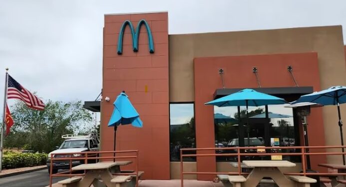 El McDonald's de Sedona en Arizona se destaca como una atracción turística por su letrero azul único (S LEE)