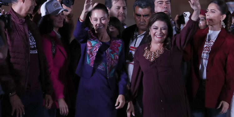 CIUDAD DE MÉXICO, 03/06/2024.- La oficialista Claudia Sheinbaum (i), ganadora de la elección presidencial, acompañada de Clara Brugada (d), ganadora de la gobernatura de la capital mexicana saludan a simpatizantes la madrugada de este lunes en la plancha del Zócalo en la Ciudad de México (México). La oficialista Claudia Sheinbaum hizo historia este lunes al convertirse en la primer mujer en ganar unas elecciones presidenciales en México tras una jornada que resultó en un triunfo que superó las altas expectativas del movimiento del presidente, Andrés Manuel López Obrador. EFE/Mario Guzmán