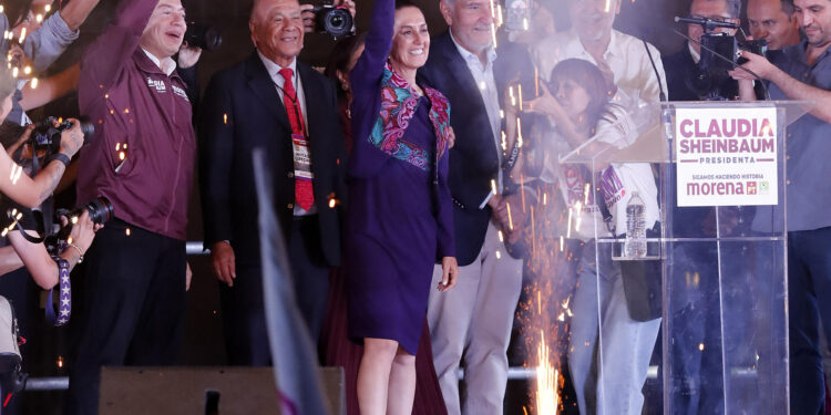 CIUDAD DE MÉXICO, 03/06/2024.- La oficialista Claudia Sheinbaum, ganadora de la elección, saluda a simpatizantes la madrugada de este lunes en la plancha del Zócalo en la Ciudad de México (México). La oficialista Claudia Sheinbaum hizo historia este lunes al convertirse en la primer mujer en ganar unas elecciones presidenciales en México tras una jornada que resultó en un triunfo que superó las altas expectativas del movimiento del presidente, Andrés Manuel López Obrador. EFE/Mario Guzmán