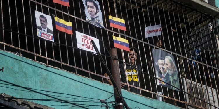 CARACAS (VENEZUELA) 11/06/2024 - Fotografía fechada el 8 de junio de 2024 donde se observa personas mientras participan en un acto en apoyo a Nicolás Maduro, en Caracas (Venezuela). La carrera por la Presidencia de Venezuela deja al descubierto las grandes desigualdades de recursos y popularidad entre los 10 candidatos, así como las escasas coincidencias -pese a los esfuerzos de unos y otros en ocultarlas-, de cara a las elecciones del 28 de julio. EFE/ Miguel Gutierrez