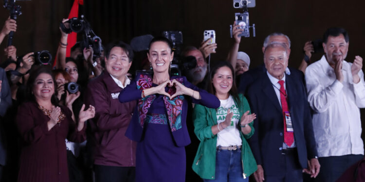 CIUDAD DE MÉXICO, 03/06/2024.- La oficialista Claudia Sheinbaum, ganadora de la elección, saluda a simpatizantes la madrugada de este lunes en la plancha del Zócalo en la Ciudad de México (México). La oficialista Claudia Sheinbaum hizo historia este lunes al convertirse en la primer mujer en ganar unas elecciones presidenciales en México tras una jornada que resultó en un triunfo que superó las altas expectativas del movimiento del presidente, Andrés Manuel López Obrador. EFE/Mario Guzmán