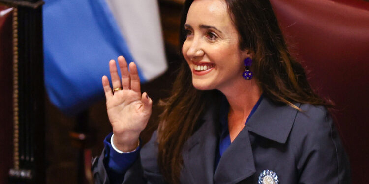 AME3498. BUENOS AIRES (ARGENTINA), 12/06/2024.- La vicepresidente Victoria Villarruel, saluda durante un debate en el senado este miércoles, en Buenos Aires (Argentina). El Senado argentino dio comienzo este miércoles al debate de la Ley Bases y Puntos de Partida para la Libertad de los Argentinos, pieza clave del paquete de reformas del presidente Javier Milei, así como de un paquete fiscal, luego de obtener la aprobación de la Cámara de Diputados el pasado 29 de abril. EFE/ Juan Ignacio Roncoroni