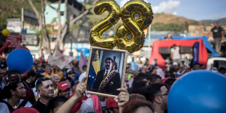 CARACAS (VENEZUELA) 11/06/2024 - Fotografía fechada el 8 de junio de 2024 donde se observa personas mientras participan en un acto en apoyo a Nicolás Maduro, en Caracas (Venezuela). La carrera por la Presidencia de Venezuela deja al descubierto las grandes desigualdades de recursos y popularidad entre los 10 candidatos, así como las escasas coincidencias -pese a los esfuerzos de unos y otros en ocultarlas-, de cara a las elecciones del 28 de julio. EFE/ Miguel Gutierrez