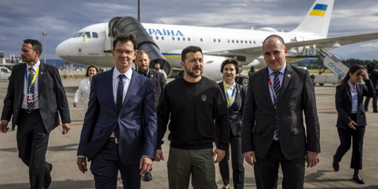 Zurich (Switzerland Schweiz Suisse), 14/06/2024.- Ukrainian President Volodymyr Zelensky (C) is accompanied upon his arrival by Felix Baumann (L), Ambassador of Switzerland to Ukraine, Iryna Wenediktowa (2-R), Ukrainian Ambassador to Switzerland, and Manuel Irman (R), Deputy Head of Swiss Protocol, at Zurich airport in Zurich Kloten, Switzerland, 14 June 2024. Zelensky will attend the two-day Summit on Peace in Ukraine conference on 15 and 16 June 2024 at the Buergenstock Resort in central Switzerland. More than 90 delegations from all over the world are expected to attend the summit. (Zelenski, Suiza, Ucrania) EFE/EPA/MICHAEL BUHOLZER / POOL EDITORIAL USE ONLY EDITORIAL USE ONLY