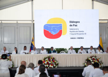 AME6230. CARACAS (VENEZUELA), 24/06/2024.- Fotografía de la reunión de instalación del primer ciclo de negociaciones entre el Gobierno de Colombia con la Segunda Marquetalia este lunes, en Caracas (Venezuela). Las delegaciones del Gobierno de Colombia y la Segunda Marquetalia -disidencia de las FARC integrada por exguerrilleros que abandonaron el acuerdo de paz de 2016- instalaron "formalmente" la mesa de diálogo de paz del primer ciclo de negociaciones, que se prevé dure cinco días, en los que se abordará el desescalamiento del conflicto y las condiciones para la convivencia pacífica, entre otros asuntos. EFE/ Ronald Peña R.