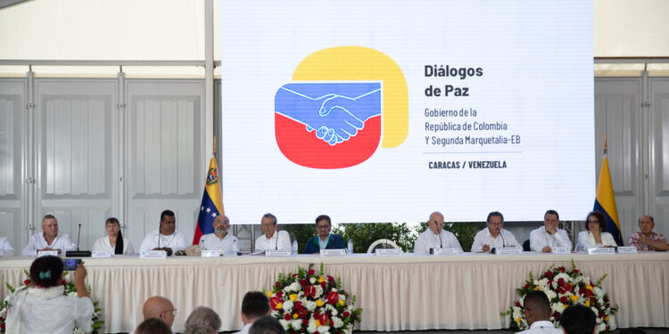 AME6230. CARACAS (VENEZUELA), 24/06/2024.- Fotografía de la reunión de instalación del primer ciclo de negociaciones entre el Gobierno de Colombia con la Segunda Marquetalia este lunes, en Caracas (Venezuela). Las delegaciones del Gobierno de Colombia y la Segunda Marquetalia -disidencia de las FARC integrada por exguerrilleros que abandonaron el acuerdo de paz de 2016- instalaron "formalmente" la mesa de diálogo de paz del primer ciclo de negociaciones, que se prevé dure cinco días, en los que se abordará el desescalamiento del conflicto y las condiciones para la convivencia pacífica, entre otros asuntos. EFE/ Ronald Peña R.