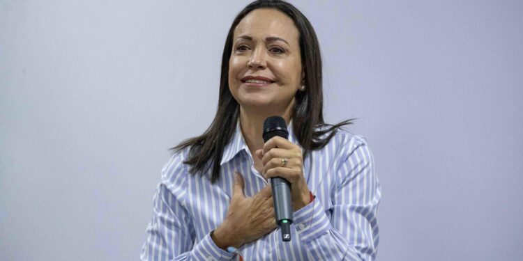 AME4377. CARACAS (VENEZUELA), 15/06/2024.- La exdiputada María Corina Machado participa en  el Encuentro Nacional de Forma este sábado en Caracas (Venezuela). El candidato presidencial de la principal coalición opositora de Venezuela, Edmundo González Urrutia, insistió este sábado en la necesidad de que los ciudadanos sean vigilantes del proceso electoral del próximo 28 de julio. "No solamente tenemos que conformarnos con ir a votar el 28, como seguramente lo vamos a hacer todos, también tenemos que estar muy, pero muy alertas en la vigilancia y en el control de voto", señaló el abanderado por la Plataforma Unitaria Democrática (PUD), en un encuentro con jóvenes y dirigentes de varias organizaciones políticas, en Caracas. EFE/ Ronald Peña R.