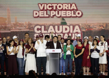 MEX9973. CIUDAD DE MÉXICO (MÉXICO), 02/06/2024.- El dirigente del Movimiento de Regeneración Nacional (Morena), Mario Delgado, habla durante una rueda de prensa este domingo en Ciudad de México (México). Delgado aseguró que su candidata, Claudia Sheinbaum, será "la primera mujer presidenta" de México al imponerse en las elecciones presidenciales celebradas este domingo. EFE/José Méndez