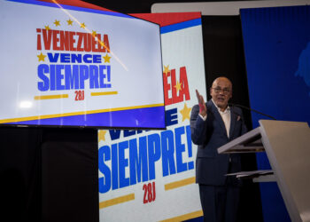 CARACAS (VENEZUELA), 04/06/2024 - El presidente del Parlamento venezolano, Jorge Rodríguez, ofrece una rueda de prensa este martes en Caracas (Venezuela). El jefe del comando chavista para las elecciones presidenciales del próximo 28 de julio, Jorge Rodríguez, denunció este martes que existe una "dictadura mediática" que actúa contra el gobernante, Nicolás Maduro, quien buscará un tercer sexenio consecutivo. "Los medios de esta dictadura mediática son demasiado descarados (...) cambian los hechos, imponen su verdad y creen que nosotros somos bobos", dijo el también presidente del Parlamento en una conferencia de prensa, en la que habló durante una media hora de las elecciones presidenciales de México, celebradas el pasado domingo. EFE/ Miguel Gutierrez