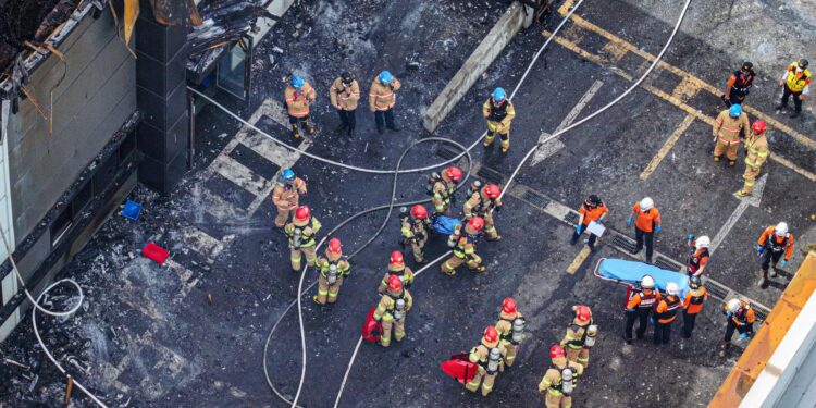 Hwaseong (Korea, Republic Of), 24/06/2024.- Firefighters retrieve the bodies of workers at the site of a fire at a primary lithium battery factory in Hwaseong, South Korea, 24 June 2024. The fire reportedly left about 20 workers dead. (Corea del Sur) EFE/EPA/YONHAP / POOL SOUTH KOREA OUT